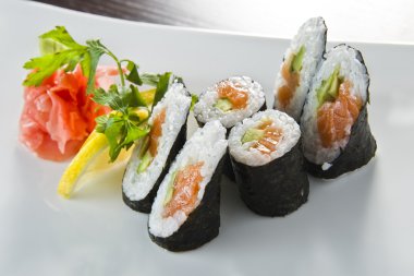 resmi görünümlü lezzetli suşi tabağı