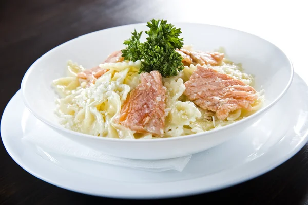 Prato de macarrão tradicional italiano coberto com comida do mar — Fotografia de Stock