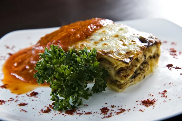 Platta av lasagne traditionella italienska rätter — Stockfoto