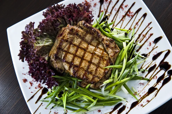 Assiette de steak de bœuf délicieux garnie de légumes verts — Photo