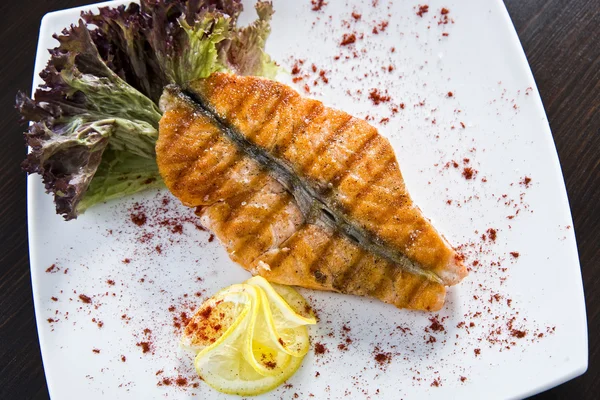 Plate of roasted red salmon nicely arranged — Stock Photo, Image