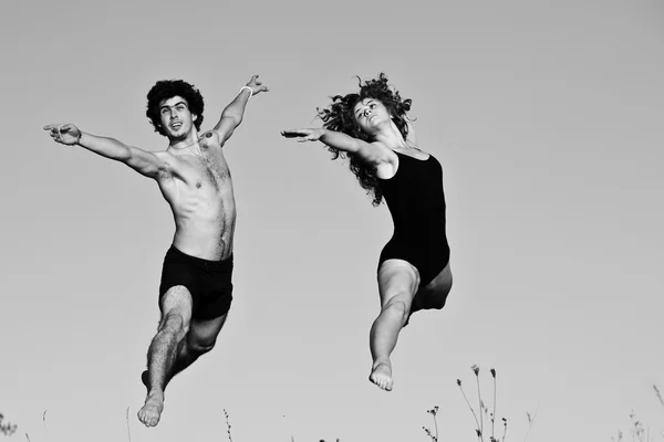 Un par de bailarines de ballet yang realizan actividades al aire libre Imagen de archivo
