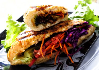 geleneksel Doğu sıcak sandviç ile garnitür düzenlenen resmi