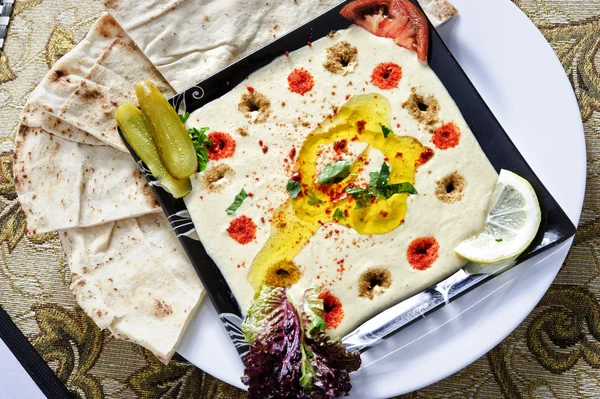 Färska hummus toppad med olivolja och kryddor — Stockfoto