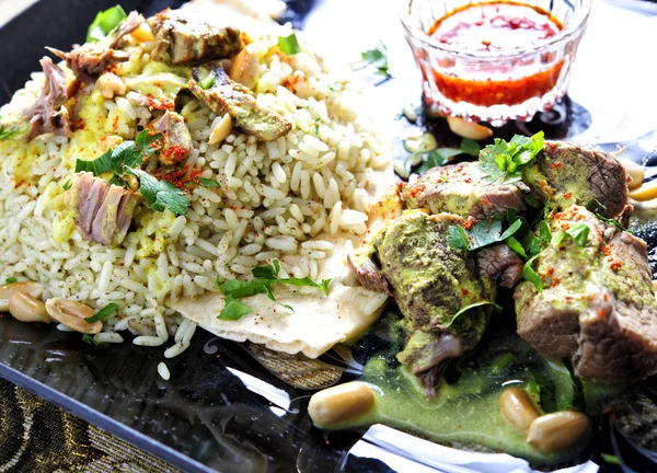 Тарелка традиционного арабского риса, смешанная с мясом и выпечкой овощей — стоковое фото