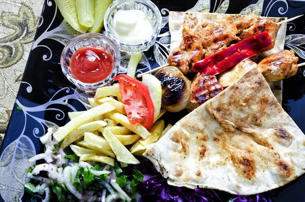 Assiette de barbecue arabe mélangée avec sauces et garniture multiple — Photo