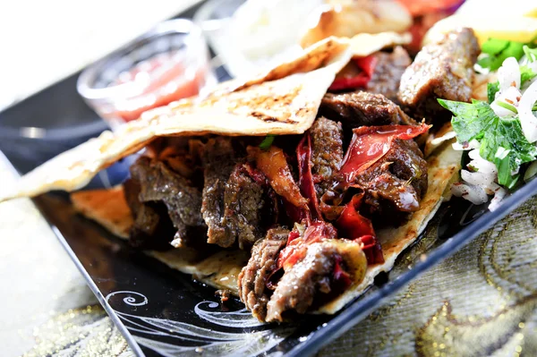 Арабская барбекю-тарелка с соусами и гарниром — стоковое фото