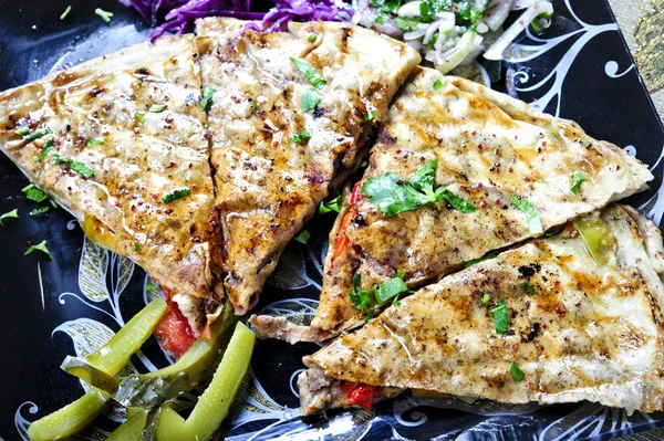 Gebratenes arabisches Fladenbrot mit Fleisch und Gemüse darin — Stockfoto