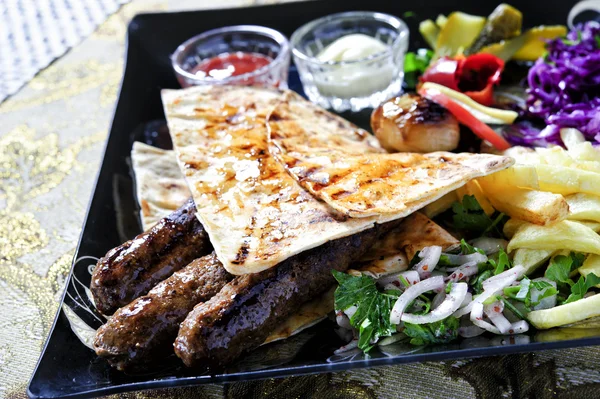 Арабская барбекю-тарелка с соусами и гарниром — стоковое фото