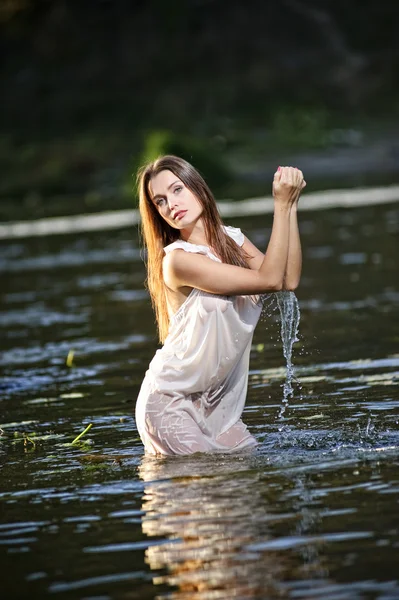 Portrait of yang sexy woman on sunset river — Stock Photo, Image