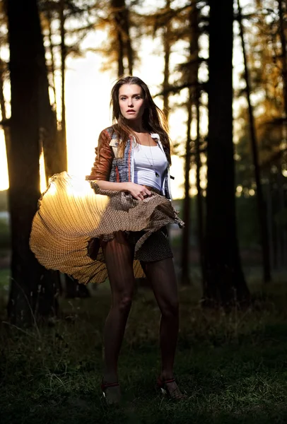 Portret van yang sexy vrouw in het bos zonsondergang achtergrond — Stockfoto