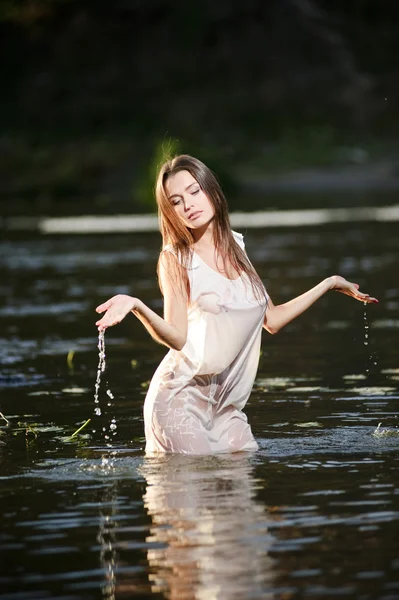 Yang günbatımı Nehri üzerinde seksi bir kadın portresi — Stok fotoğraf