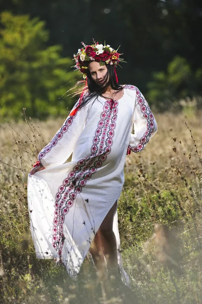 Utomhus porträtt av vacker gravid slaviska kvinna — Stockfoto