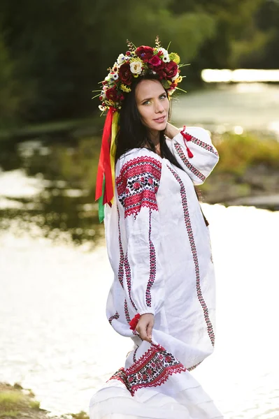 Retrato al aire libre de una hermosa mujer eslava embarazada —  Fotos de Stock