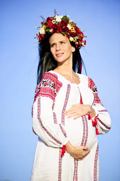 Zewnątrz portret pięknej kobiety w ciąży słowiańskich — Zdjęcie stockowe