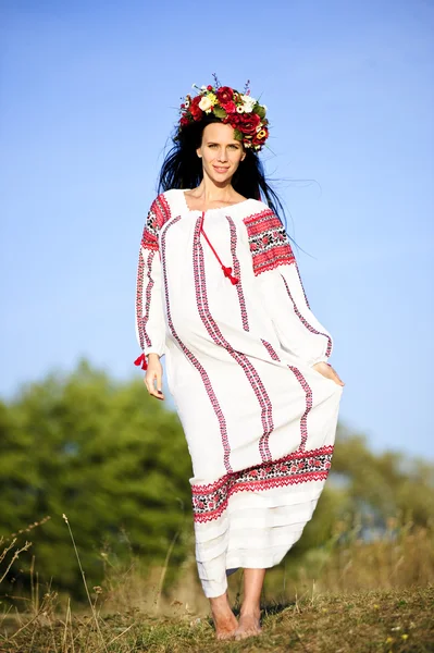 Retrato al aire libre de una hermosa mujer eslava embarazada — Foto de Stock