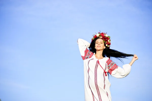 Retrato al aire libre de una hermosa mujer eslava embarazada —  Fotos de Stock