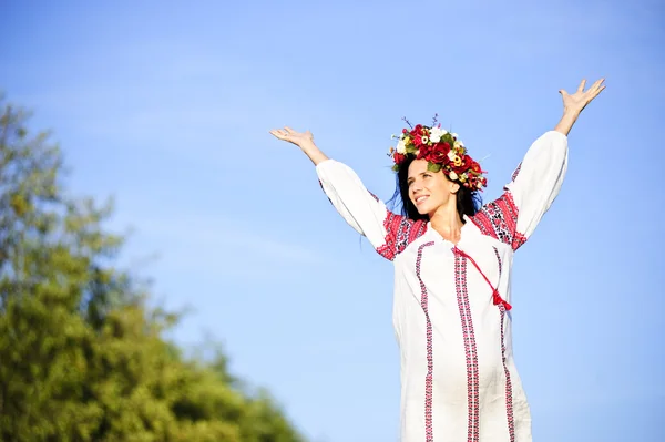 Utomhus porträtt av vacker gravid slaviska kvinna — Stockfoto