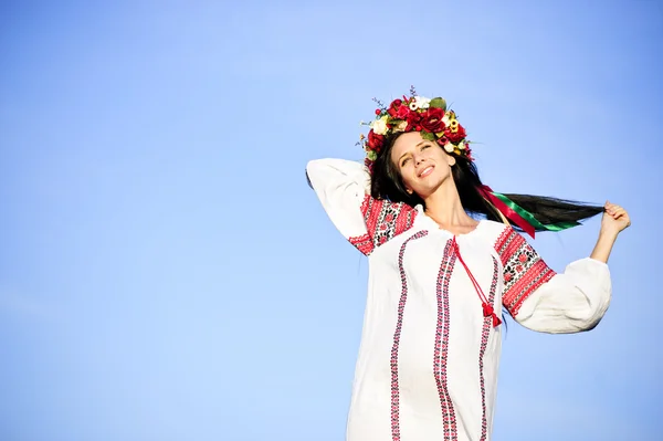 Retrato al aire libre de una hermosa mujer eslava embarazada —  Fotos de Stock