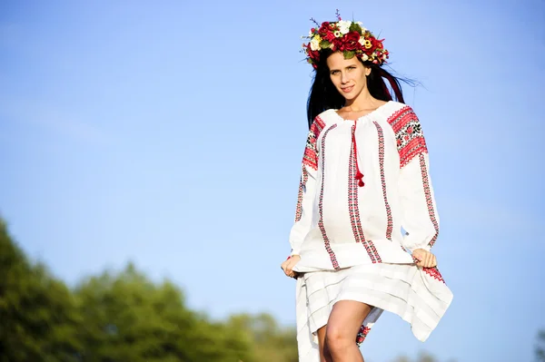 Retrato al aire libre de una hermosa mujer eslava embarazada —  Fotos de Stock