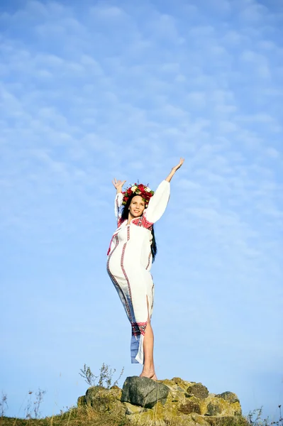 รูปภาพกลางแจ้งของผู้หญิงสลาฟท้องสวย — ภาพถ่ายสต็อก