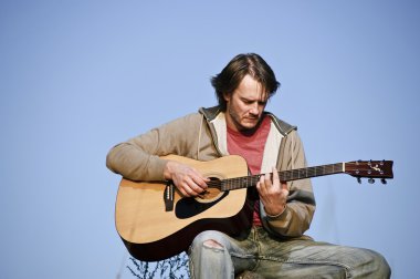 Dış kot giymiş gitar adam portresi