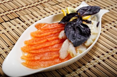 dilimlenmiş kırmızı ve beyaz somon tabağı