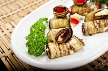 tabak domates ve peynir ile doldurulmuş patlıcan böreği