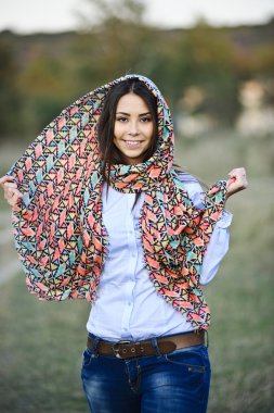 güzel yang açık koyu saçlı kız portresi