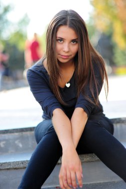 güzel yang açık koyu saçlı kız portresi