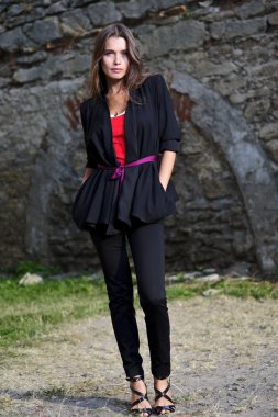 Yang ve güzel kadın seksi pozlar açık kırsal