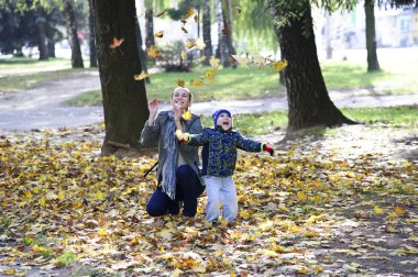 Yang ve küçük oğluyla birlikte açık oynayan güzel anne