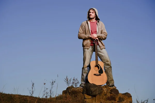 Fora retrato de homem de guitarra vestido de jeans — Fotografia de Stock