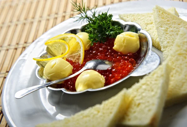 碗的红鱼子酱，配上黄油球柠檬和莳萝 — 图库照片