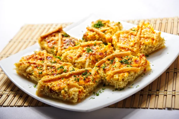 Placa de pastel de cebolla cortada — Foto de Stock