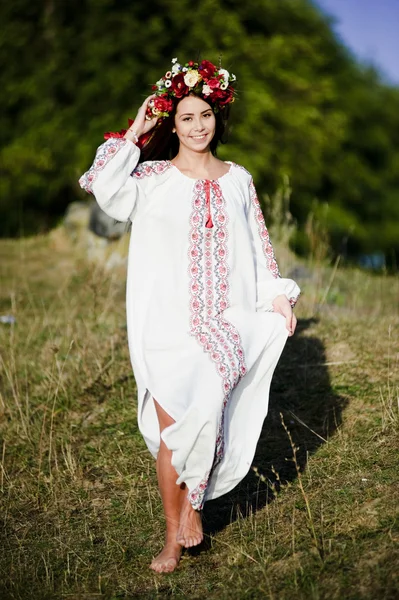 Outdoor portrait of yang and beautiful Slav woman dressed traditional way — Stock Photo, Image