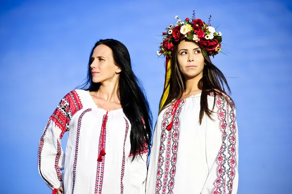 Retrato ao ar livre de yang e belas garotas eslavas vestidas de maneira tradicional — Fotografia de Stock