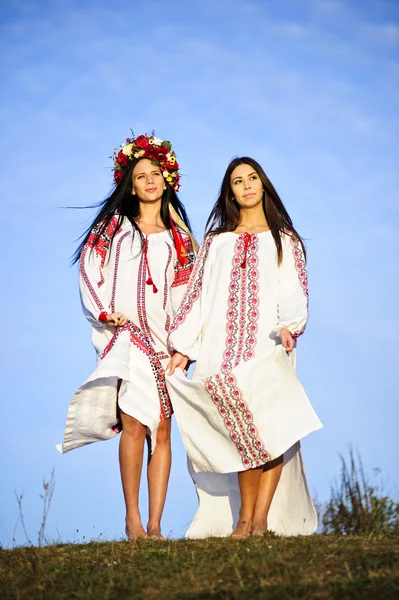 Retrato ao ar livre de yang e belas garotas eslavas vestidas de maneira tradicional — Fotografia de Stock