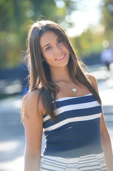 Retrato de hermosa yang chica de pelo oscuro al aire libre — Foto de Stock