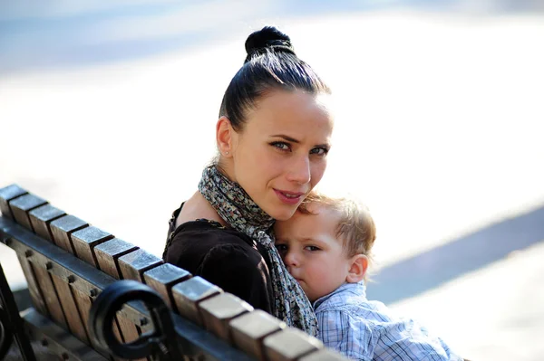 Yang e bella mamma giocare all'aperto con il suo piccolo figlio — Foto Stock