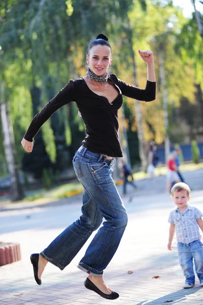 Yang e bella mamma giocare all'aperto con il suo piccolo figlio — Foto Stock