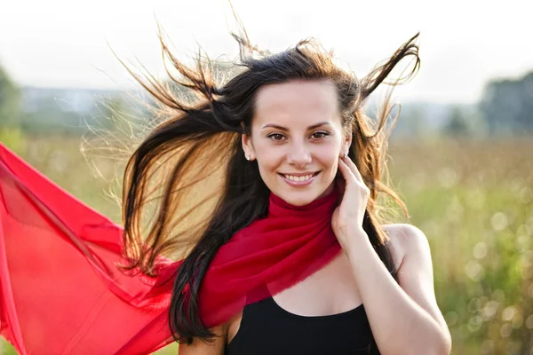 Außenporträt von Yang schöne Frau mit rotem Schal. — Stockfoto