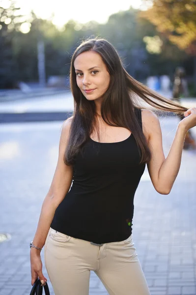 Portret van mooie yang dark haired meisje buiten — Stockfoto