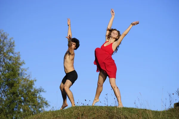 Un par de bailarines de ballet yang realizan actividades al aire libre —  Fotos de Stock