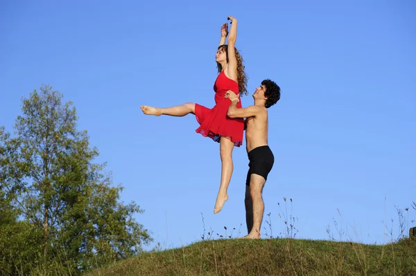 Paar Yang-Balletttänzer treten im Freien auf — Stockfoto