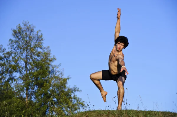 Jang baletní tanečník provádí na čerstvém vzduchu — Stock fotografie