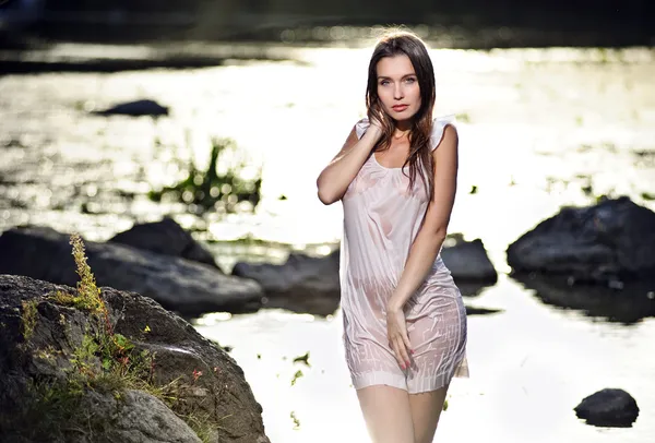 Portret van yang sexy vrouw op zonsondergang rivier — Stockfoto