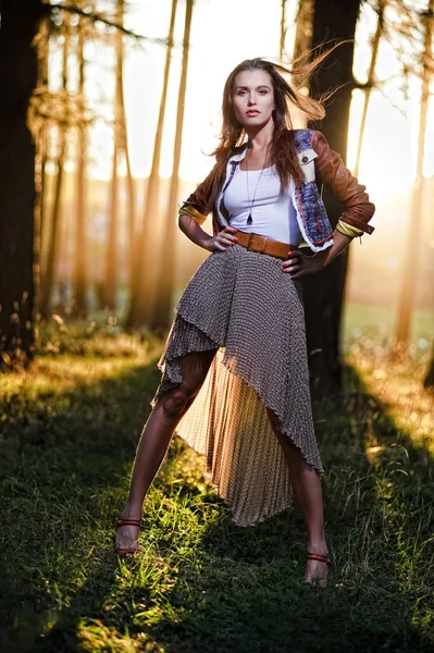 Portret van yang sexy vrouw in het bos zonsondergang achtergrond — Stockfoto