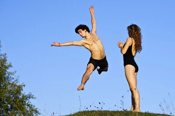 Un par de bailarines de ballet yang realizan actividades al aire libre Imágenes de stock libres de derechos