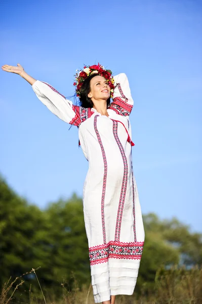 Utomhus porträtt av vacker gravid slaviska kvinna — Stockfoto